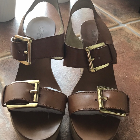 MICCHAEL KORSE WEDGE SANDAL WITH WIDE BUCKLE . - Picture 3 of 13